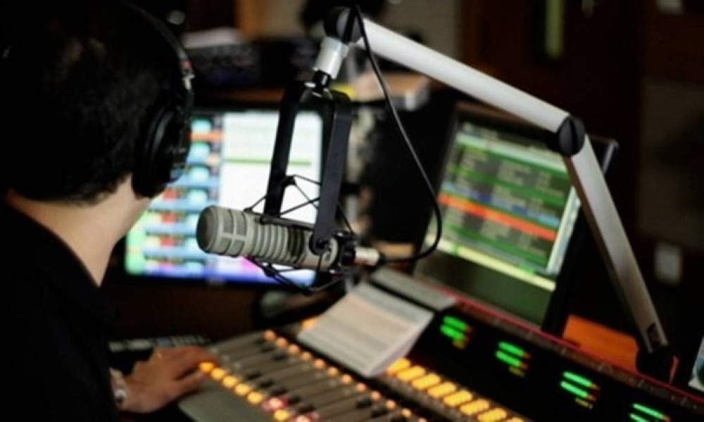 Conteúdo falado: Rádio lidera em consumo e colabora com o avanço dos podcasts nos EUA