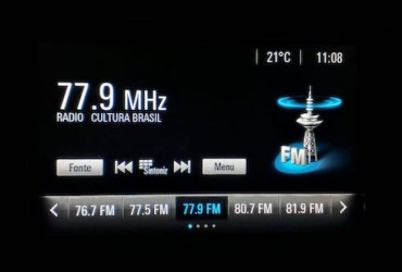 Registro da sintonia de uma estação em eFM (Rádio Cultura Brasil FM 77.9, de São Paulo) no multimídia Mylink, da Chevrolet / crédito: Maurício Viel