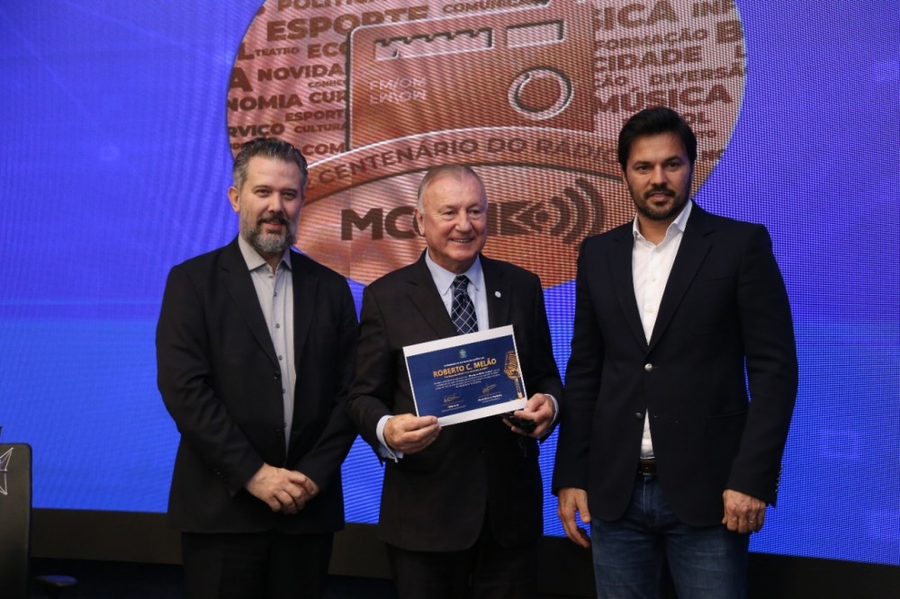 Entidades e radiodifusores recebem homenagem em solenidade pelos 100 anos do Rádio no Brasil