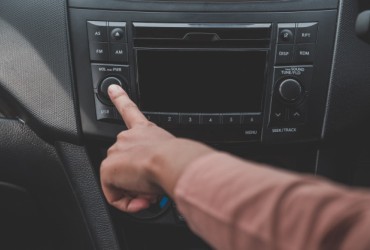 Secretário de Transporte dos EUA reconhece importância do rádio AM em veículos elétricos